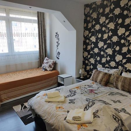 White Black Rooms Hunedoara Bagian luar foto