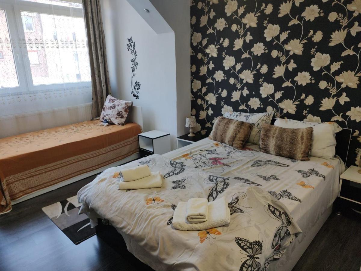 White Black Rooms Hunedoara Bagian luar foto