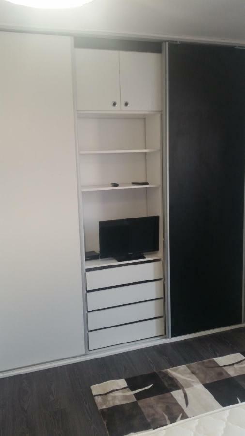White Black Rooms Hunedoara Bagian luar foto