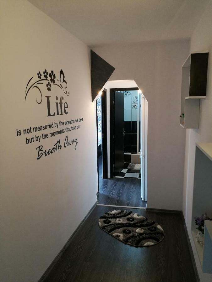 White Black Rooms Hunedoara Bagian luar foto
