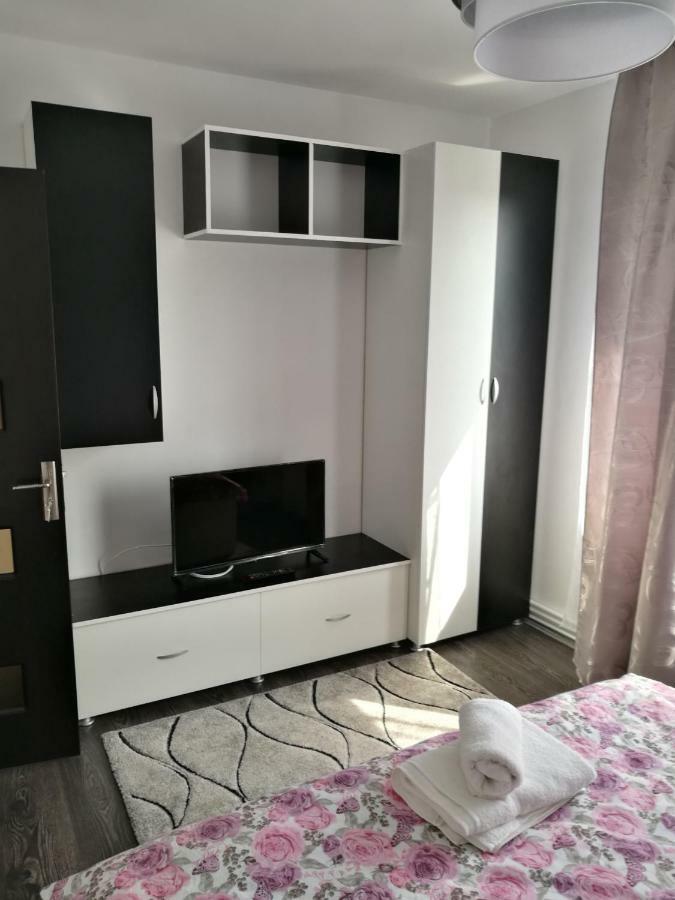 White Black Rooms Hunedoara Bagian luar foto
