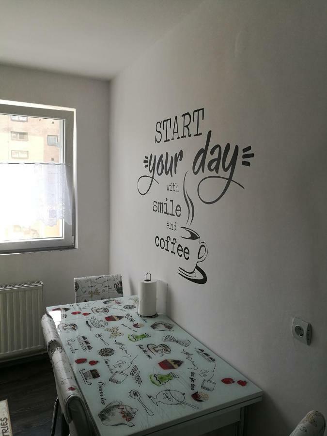 White Black Rooms Hunedoara Bagian luar foto