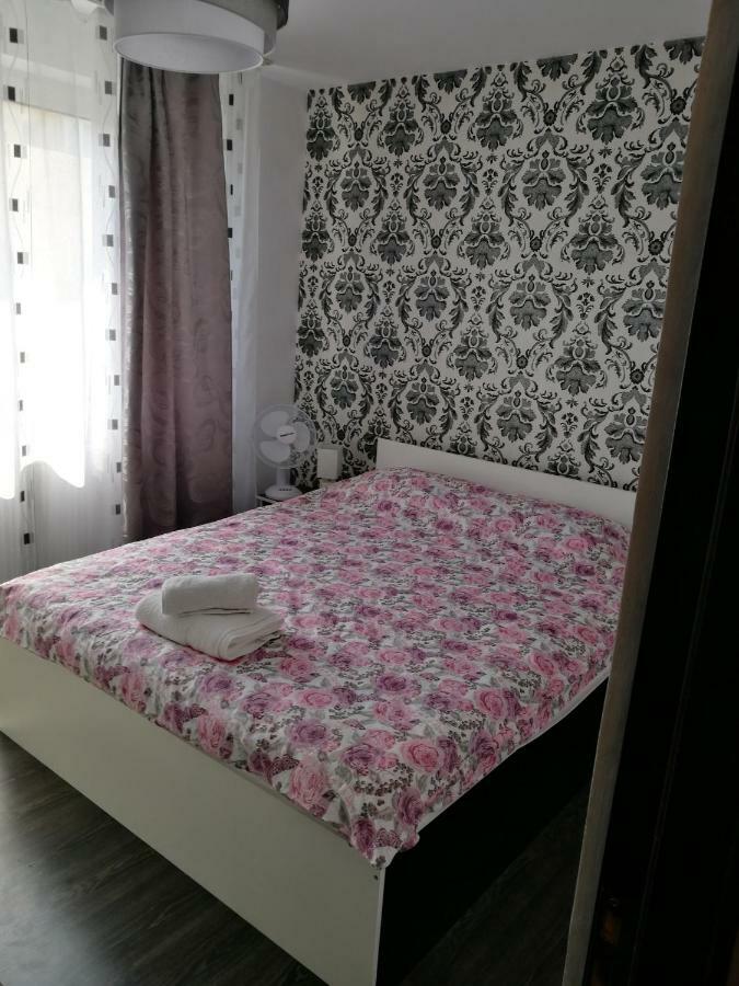 White Black Rooms Hunedoara Bagian luar foto