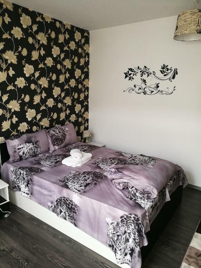 White Black Rooms Hunedoara Bagian luar foto